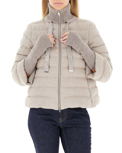 Piumino con manicotti