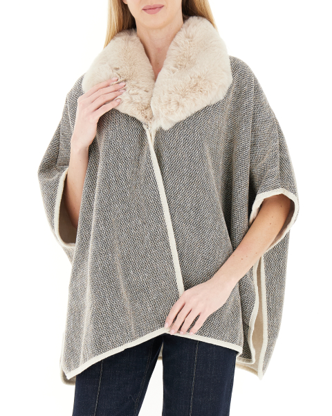 Mantella con finta pelliccia