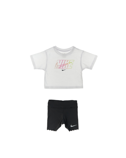 Completo con shorts