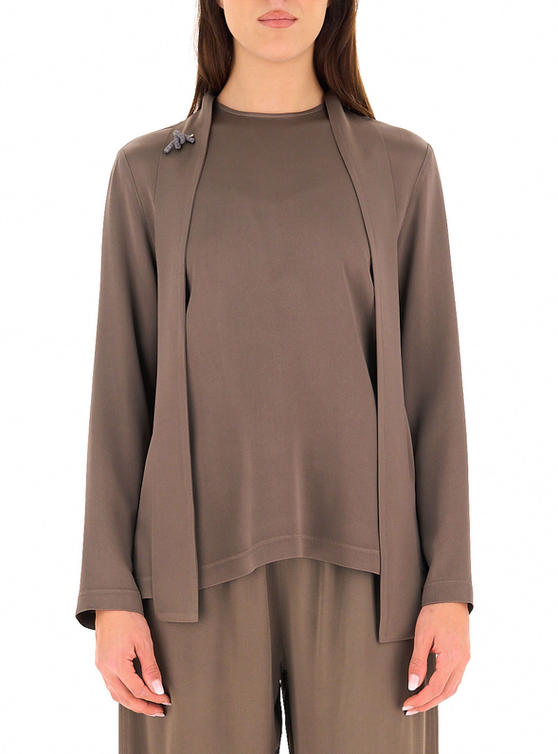 Blusa con spilla