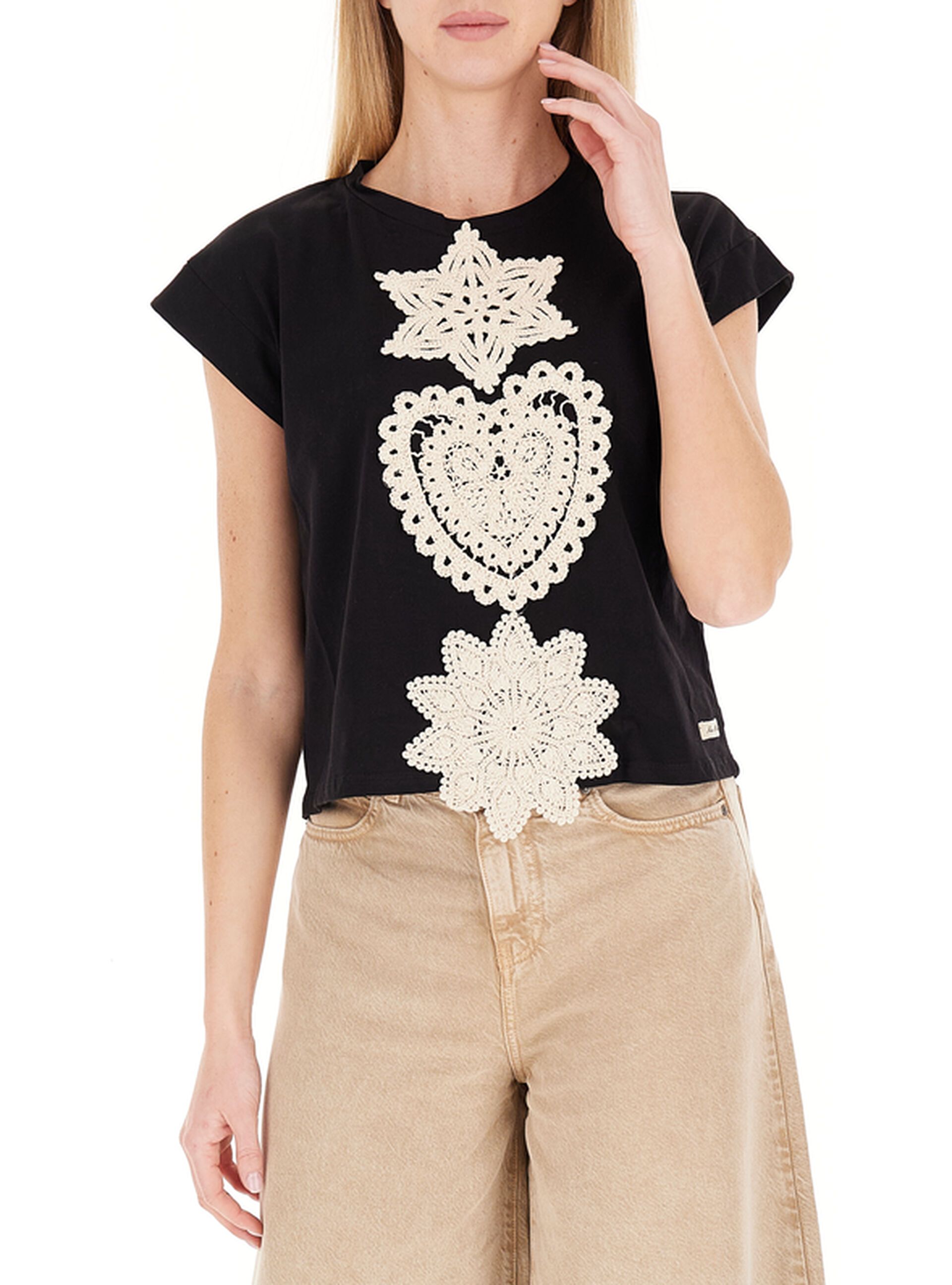 T-shirt con ricami