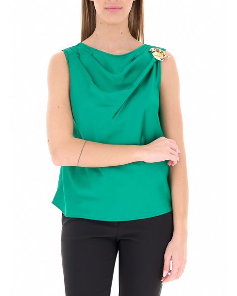 Blusa con spilla