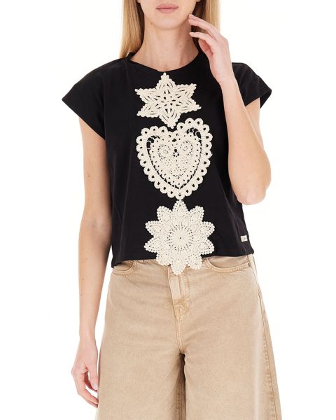 T-shirt con ricami